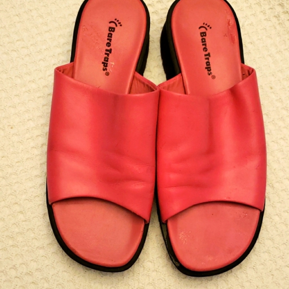 Bare Traps wedge slides sz 9